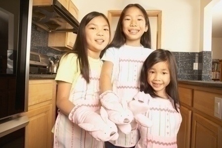 oven_mitts_kids_wearing