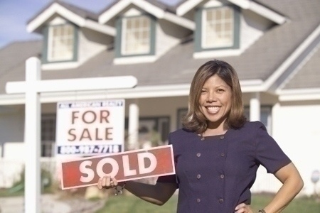 Realtor_holding_sold_sign