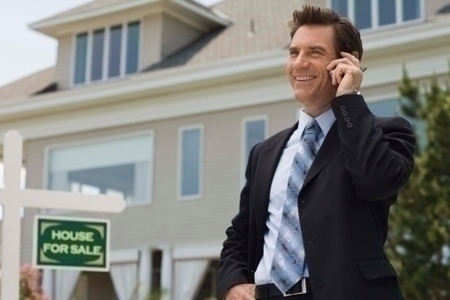 agent_on_phone_with_lead