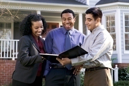 real_estate_agent_with_couple