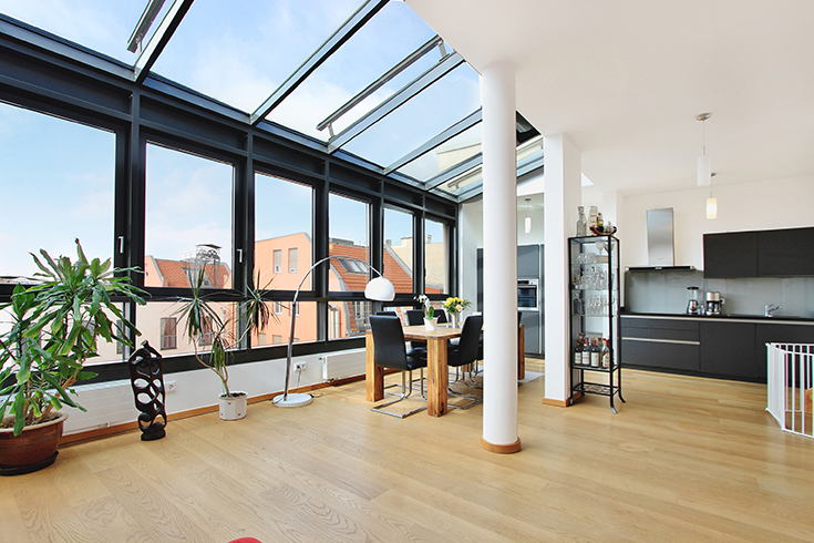 This approximately 137-square-metre penthouse is currently on sale in the central district of Berlin-Mitte, one of the most desirable residential locations in the German capital. Included in the sale price of 1.2 million euros is an approximately 60-square-metre roof terrace affording panoramic views over Berlin, taking in all its landmarks.