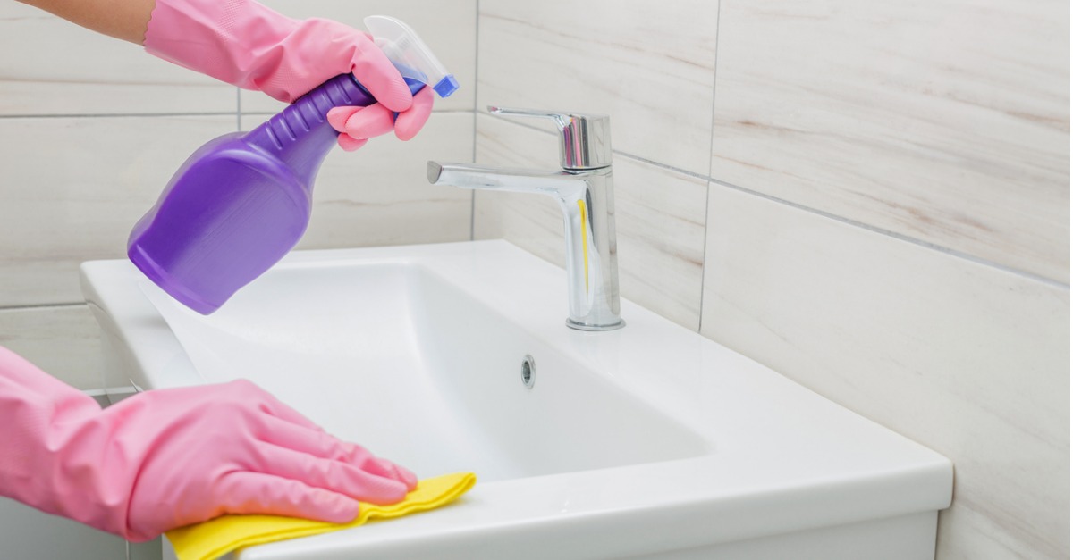 Tips for a Mildew-Free Bathroom While Selling