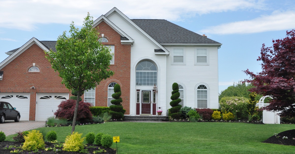 7 Ideas to Up Your Home’s Curb Appeal in a Few Hours