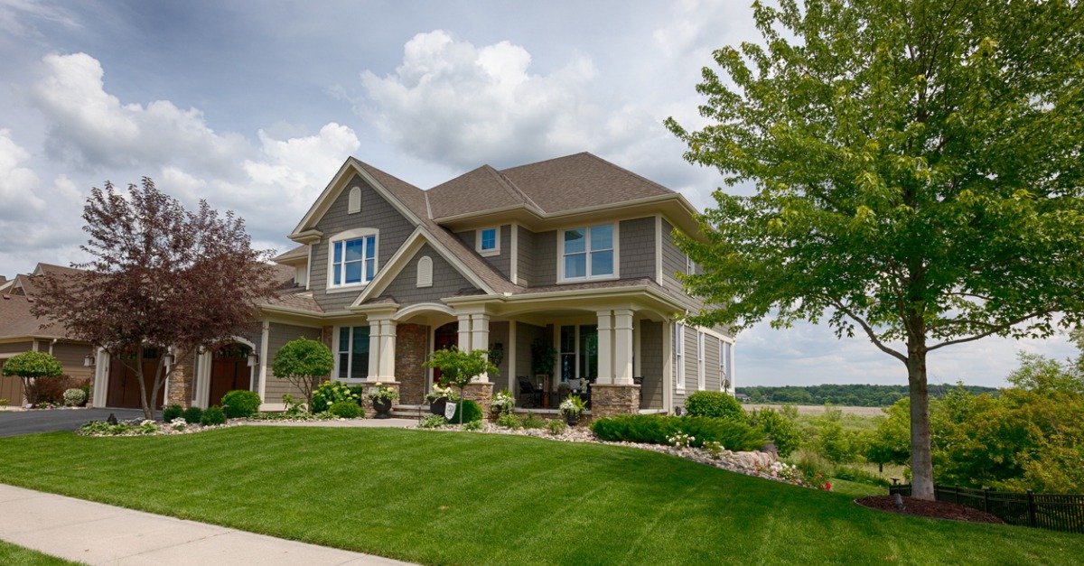 3 Steps to Prepping Your Lawn for a Home Sale