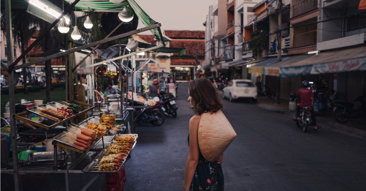 Simple Tips for Saving Money on Food While Traveling
