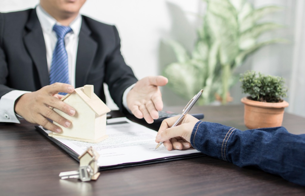 Reasons to Work With a Mortgage Broker — RISMedia