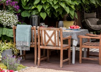 4 Ways to Give Your Backyard a Farmhouse Look