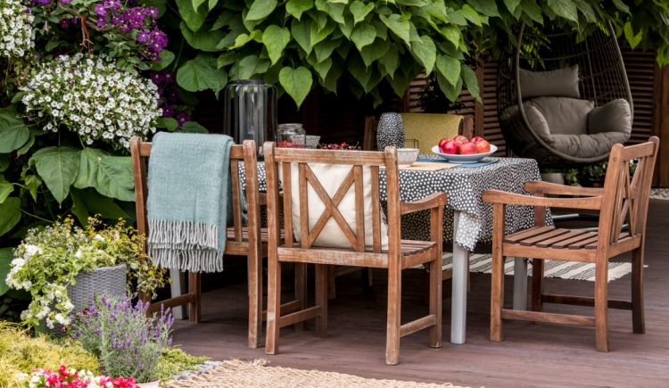4 Ways to Give Your Backyard a Farmhouse Look