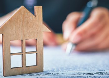 Differences Between Homeowners Insurance and a Home Warranty