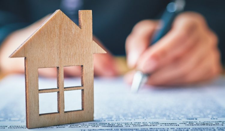 Differences Between Homeowners Insurance and a Home Warranty