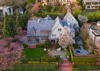 The Keys to Marketing a Luxury Estate in a Highly Desirable Neighborhood