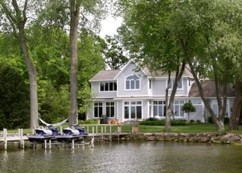What to Consider When Buying a Luxury Lake House