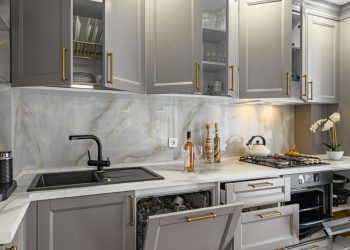 What Type of Hardware Should You Choose for Your Kitchen Cabinets and Drawers?
