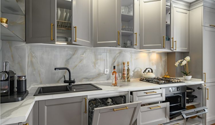 What Type of Hardware Should You Choose for Your Kitchen Cabinets and Drawers?