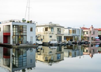 What You Need to Know About Buying a Home to Accommodate a Boat