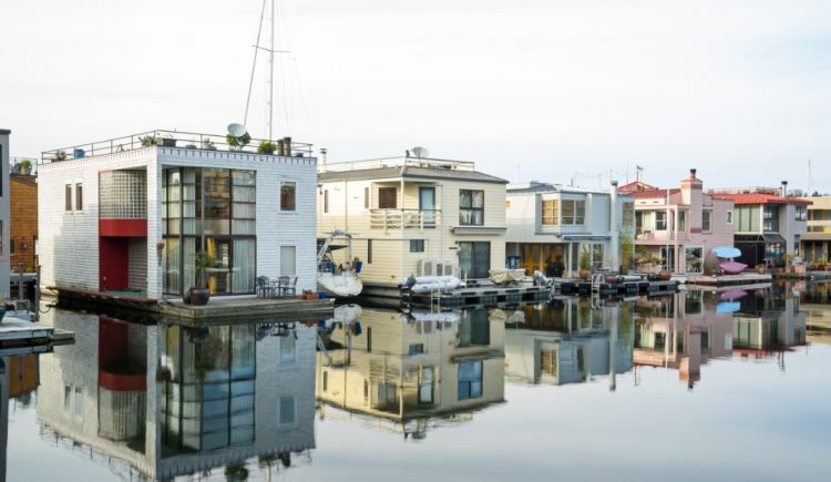 What You Need to Know About Buying a Home to Accommodate a Boat