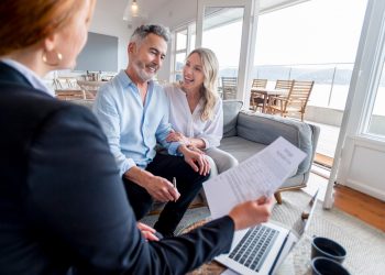 How Does a Listing Agent Differ From a Selling Agent?