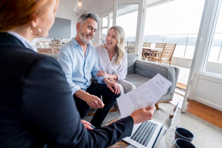 How Does a Listing Agent Differ From a Selling Agent?