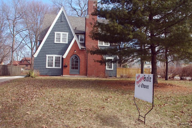 Pending Sales Sink Again as Rates Track Toward 7%