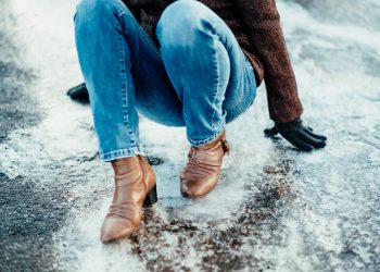 How to Avoid Slips, Falls and Injuries This Winter