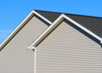 Don’t Make These Mistakes When Cleaning Your Vinyl Siding