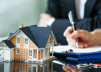 Pros and Cons of Buying a House During the Summer