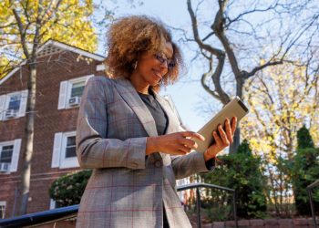 Should You Hire a Property Management Company to Help With Your Investment Property?