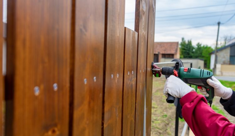 Should You Replace a Fence Before Listing Your House?