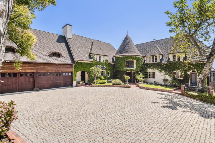 The House of Mouse: Walt Disney’s Storybook Mansion Up for Rent