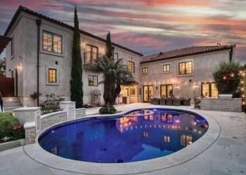 Great Spaces: Manhattan Beach Estate Exudes Contemporary Elegance