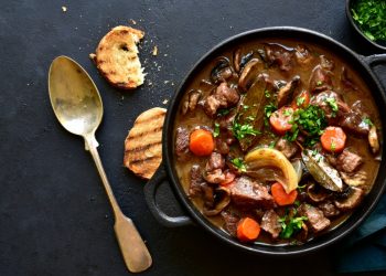 Tips for Winter Entertaining: From Comfort Food to Cozy Decor