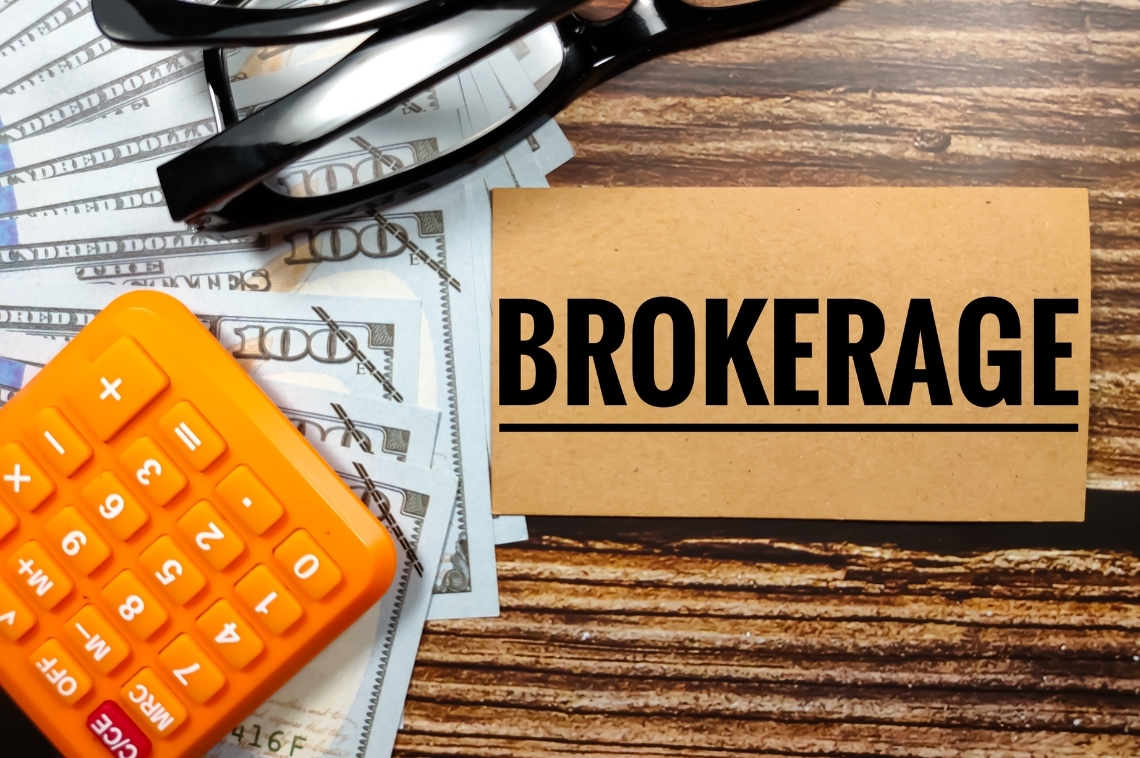 Are Traditional Brokerages Cutting Their Way to Extinction? - Vimarsana News