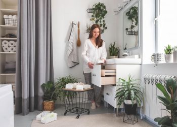 4 Types of Items to Declutter From Your Bathroom