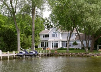 Lake Home vs. Beach House: Pros and Cons of Each