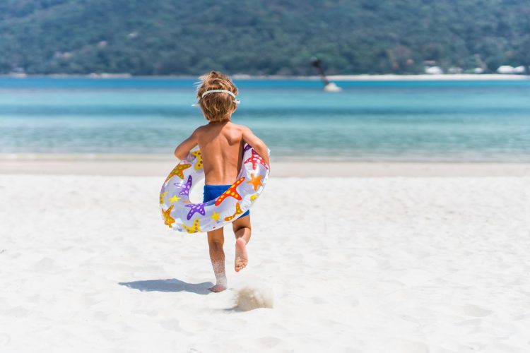 How to Keep Your Kids Safe When You Go to the Beach