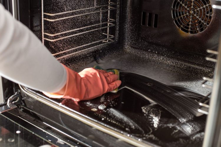 Quick and Easy Ways to Clean Your Oven