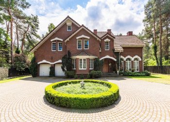 Should Your Custom House Have a Circular Driveway?