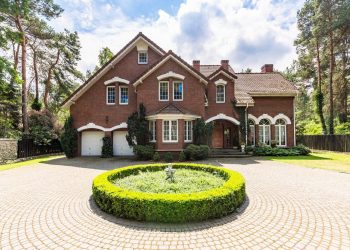 Should Your Custom House Have a Circular Driveway?