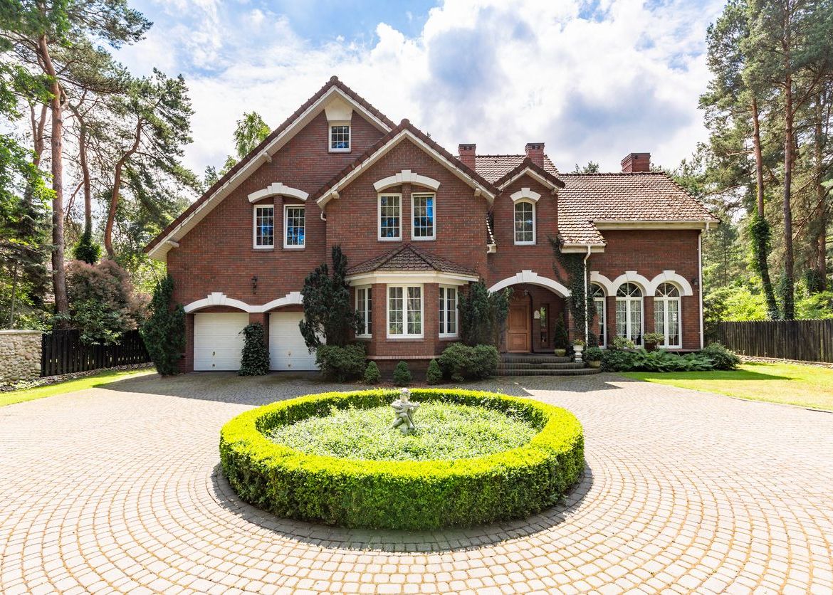 Should Your Custom House Have a Circular Driveway?