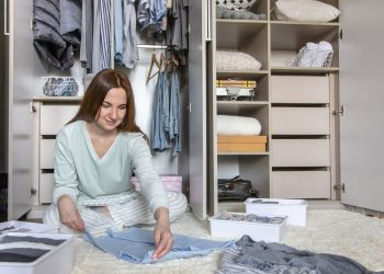 4 Steps to Organize Your Closet the KonMari Way