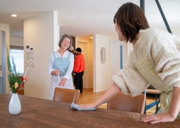 Pros and Cons of Buying a Home With a Parent or Sibling