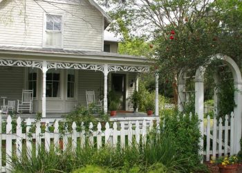 6 Curb Appeal Mistakes That Lower a Home’s Resale Value