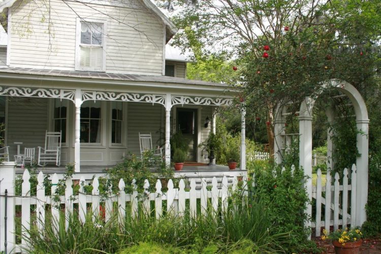 6 Curb Appeal Mistakes That Lower a Home’s Resale Value